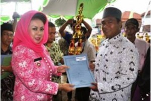 Penyerahan Hadiah kepada Juara STQ Kabupaten Kuningan